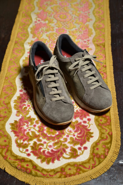 ART. K001 sneaker in camoscio fango con plantare estraibile