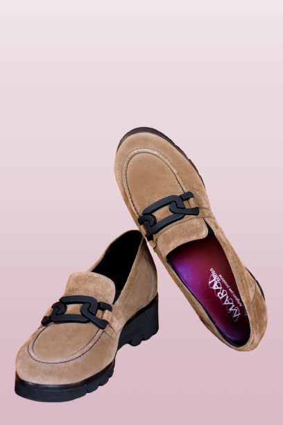 ART. B021 mocassino scamosciato colore castoro con plantare estraibile