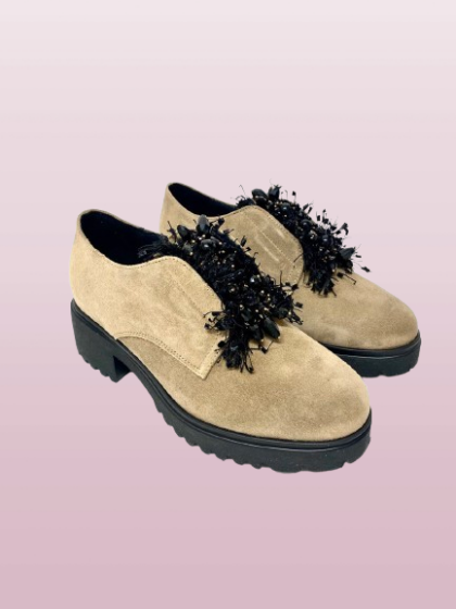 ART. G013 slip-on in camoscio sabbia con plantare estraibile e accessorio
