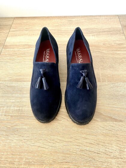 ART. B029 slip-on con elastici laterali in camoscio blu con plantare estraibile