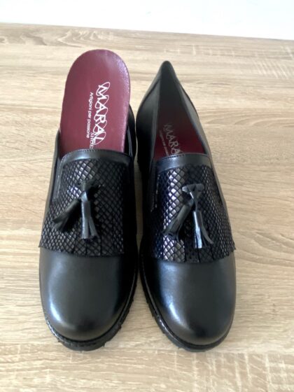 ART. B027 slip-on con frangia con elastici laterali in nappa nera con plantare estraibile