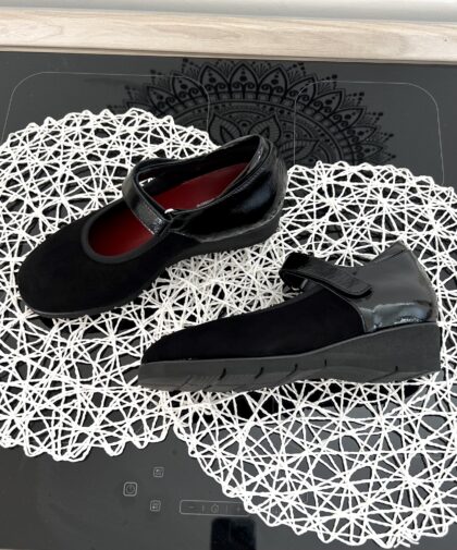 ART. R001 décolléte con cinturino in camoscio nero con plantare estraibile