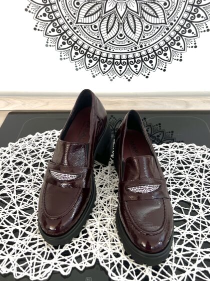 ART. G015 mocassino in vernice bordeaux con plantare estraibile
