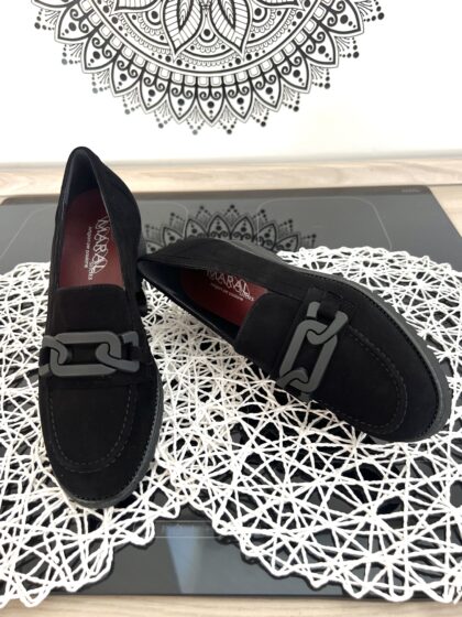ART. B002 mocassino con elastici laterali in camoscio nero con plantare estraibile, accessorio in caucciù
