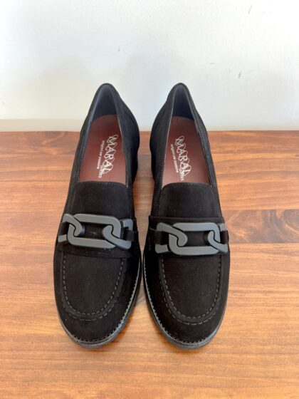 ART. B002 mocassino con elastici laterali in camoscio nero con plantare estraibile
