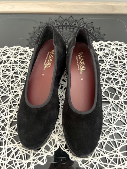 ART. S001 décolléte con elastico in camoscio nero con plantare estraibile