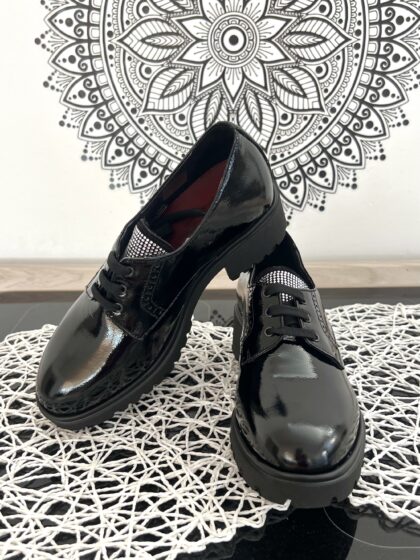 ART. G006 derby con lacci in vernice nera con plantare estraibile