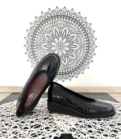 ART. S001 décolléte con elastico in stampa vernice nera con plantare estraibile