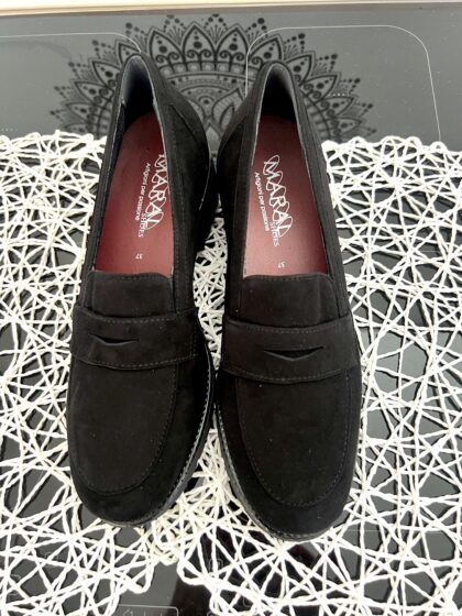 ART. B012 mocassino con elastici laterali in camoscio nero con plantare estraibile