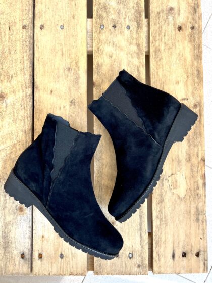 ART. B007 stivaletto con elastico laterale in camoscio nero con plantare estraibile