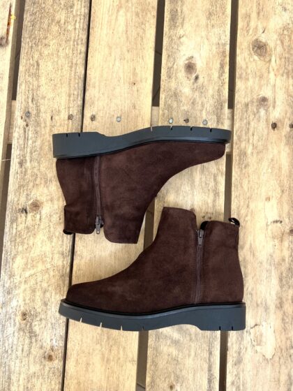 ART. B007 stivaletto con elastico laterale in camoscio marrone con plantare estraibile