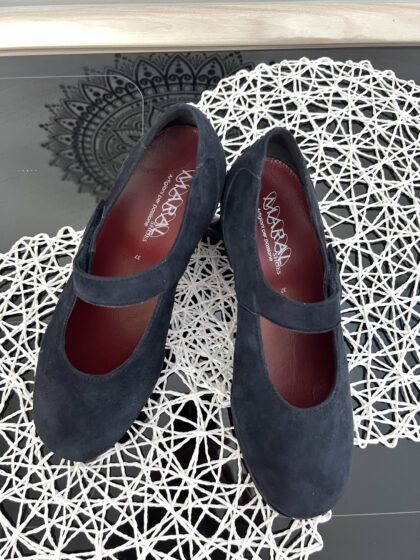 ART. R007 décolléte con cinturino in camoscio blu con plantare estraibile