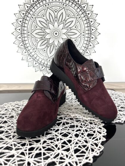 ART. R003 slip-on con chiusura velcro in camoscio bordeaux con plantare estraibile