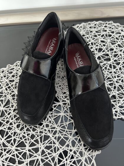 ART. R004 mocassino con chiusura velcro in camoscio nero con plantare estraibile