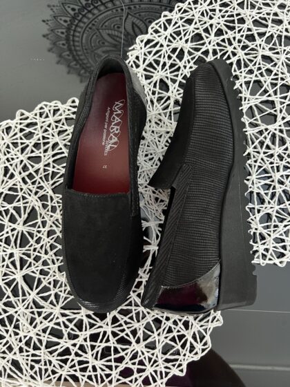 ART. R005 mocassino in camoscio nero con plantare estraibile