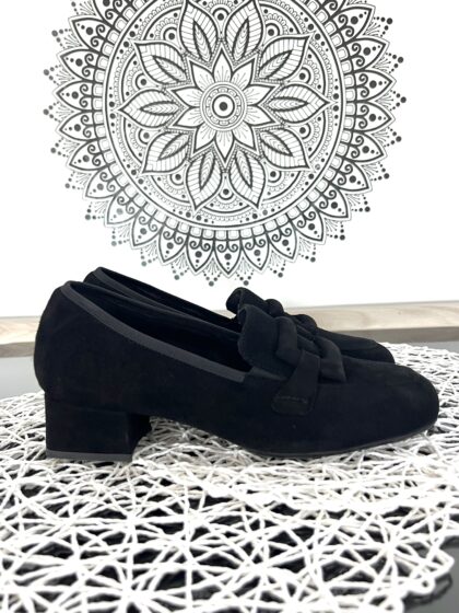 ART. N002 mocassino con elastici laterali in camoscio nero con plantare estraibile