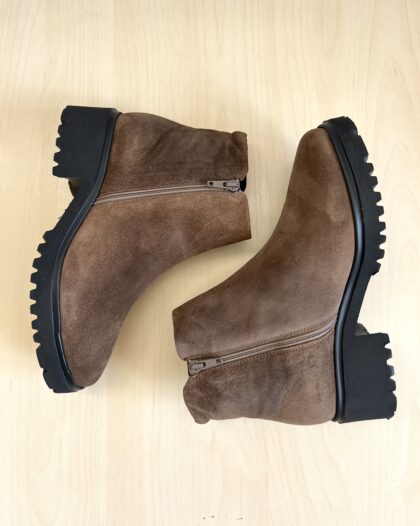 ART. G004 stivaletto in camoscio taupe con cerniere laterali con plantare estraibile
