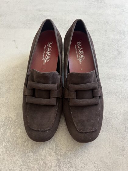 ART. N002 mocassino con elastici laterali in camoscio testa di moro con plantare estraibile