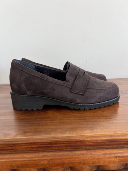 ART. B012 mocassino con elastici laterali in camoscio testa di moro con plantare estraibile